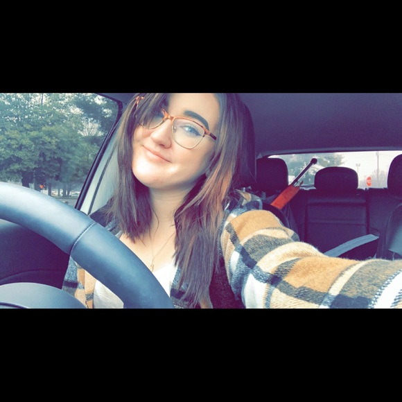 Meet your Posher, Hannah - Picture 1 of 1